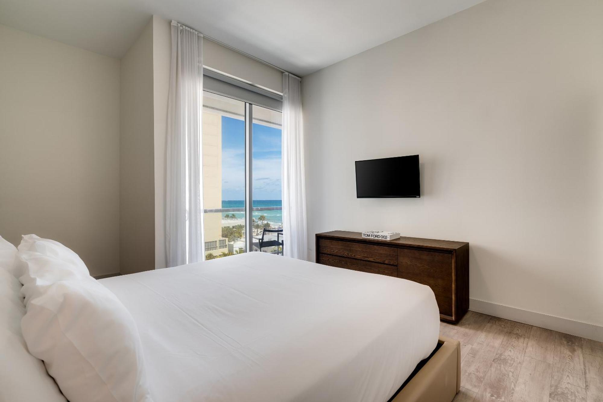 Costa Hollywood Beach Resort - An All Suite Hotel Exteriör bild